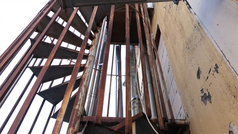 Faciadan ders çıkarılmadı: Yangın merdiveninin girişine tuğla örmüşler!