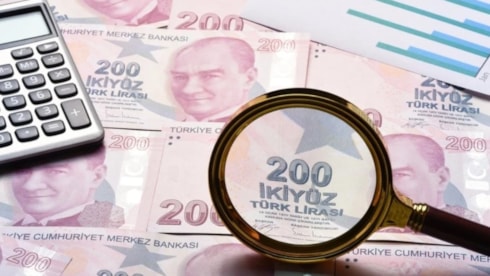 Bankacılıkta mevduatlar 31,9 trilyon lirayı aştı!Bankacılık sektörünün toplam mevduatı 17 Temmuz haftasında 451,5 milyar lira artarak 31,9 trilyon liraya yükseldi. Aynı dönemde tüketici kredileri ve sektörün toplam kredi hacmi gerilerken, yurt içi yerleşiklerin döviz mevduatında parite etkisinden ar