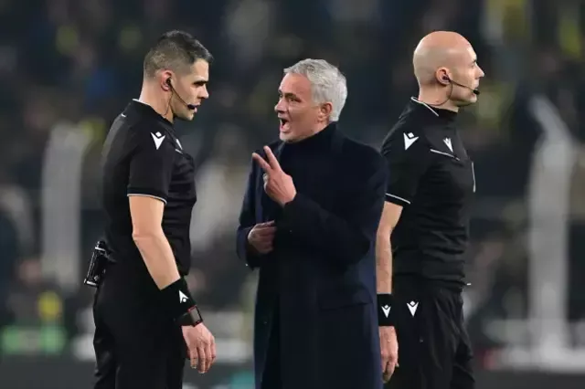 Maç bitti Mourinho sahaya daldı: İki kırmızı kartı atladın