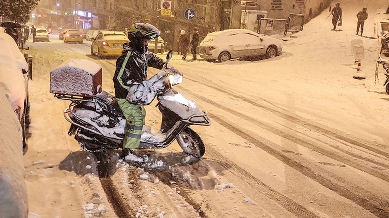 Edirne'de kar etkili oldu, motokuryelerin trafiğe çıkışı yasaklandı