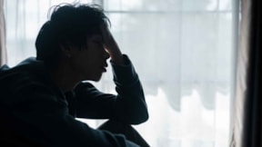 Yaşamlarında derin bir mutsuzluk yaşayan erkekler, farkında olmadan bu 7 davranışı sergiler