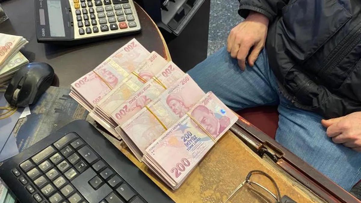 Banka fazladan 100 Bin lira verdi! Dövizcide fark edince iade etti