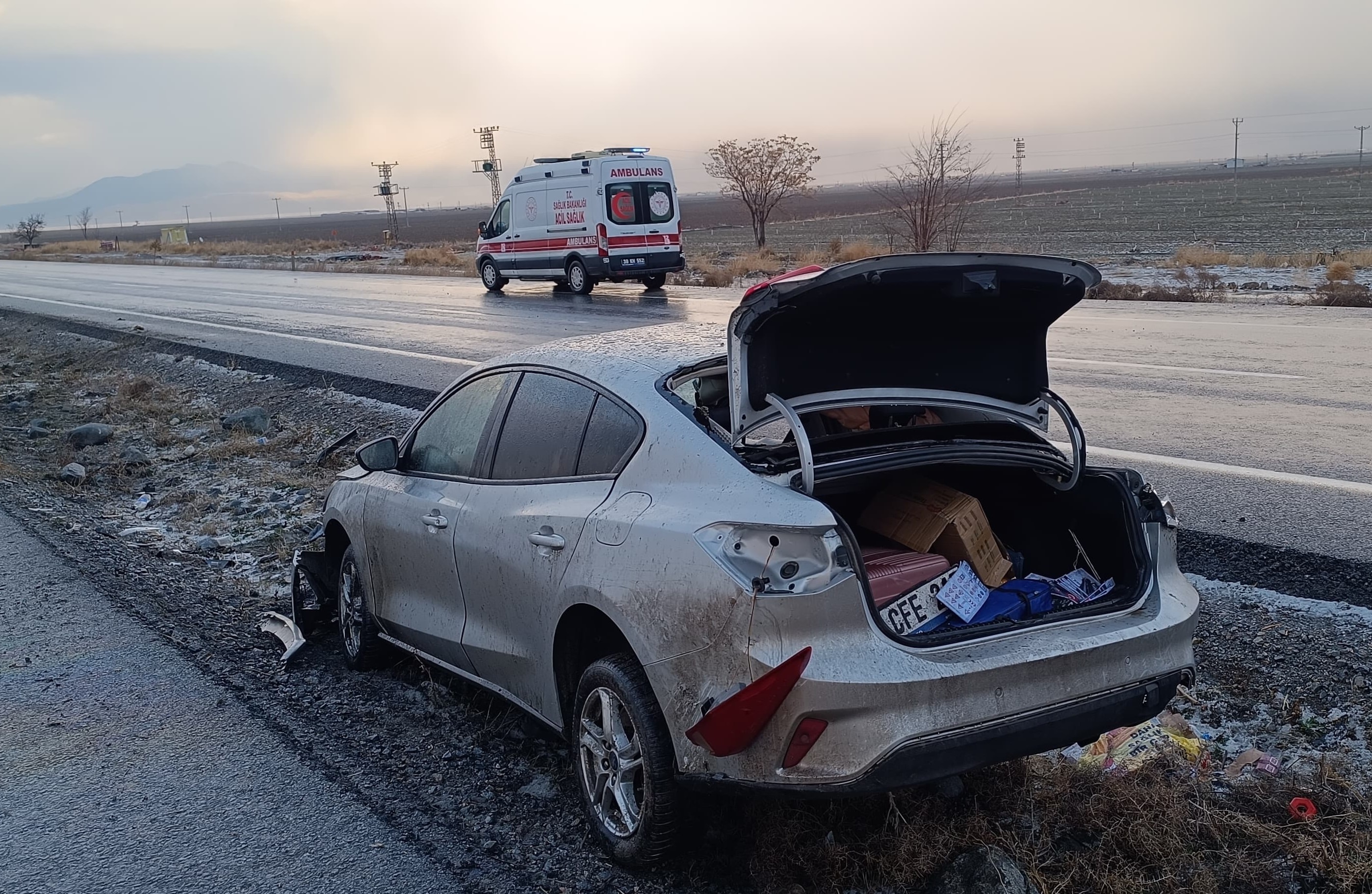 Refüje düşen otomobilde bir aile ölümden döndü