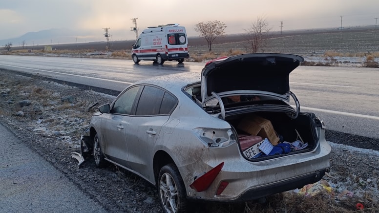 Refüje düşen otomobilde bir aile ölümden döndü