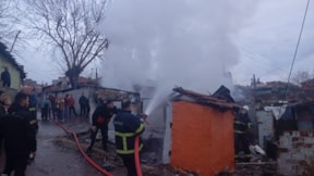 Devrilen kömür sobası evi küle çevirdi