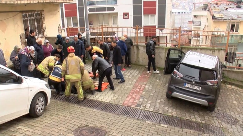 Frenleri tutmayan otomobil istinat duvarına çarptı