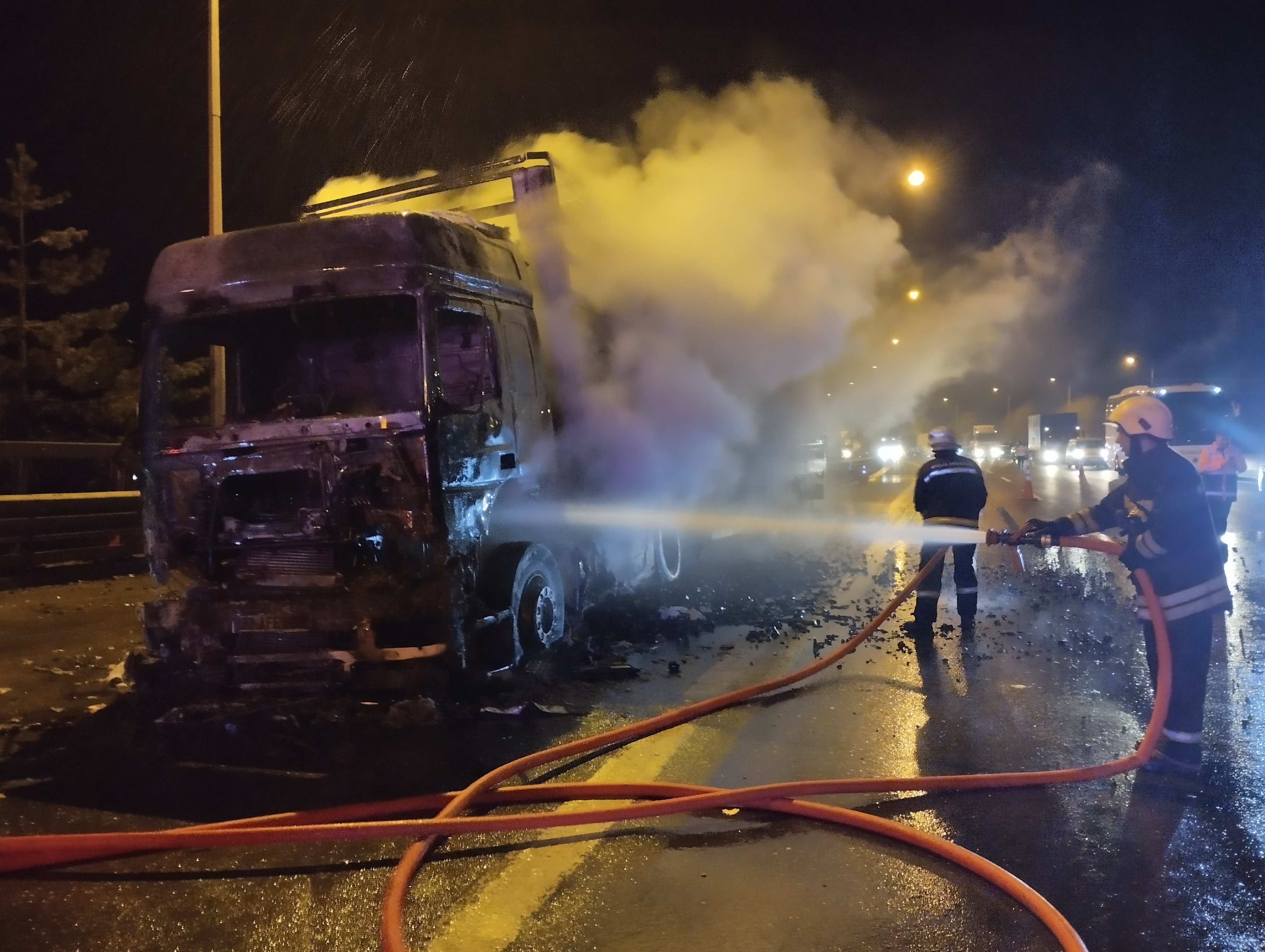 Bolu Dağı'nda mangal kömürü yüklü TIR yangını