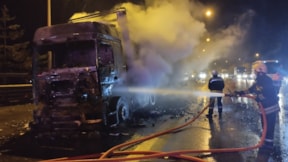 Bolu Dağı'nda mangal kömürü yüklü TIR yangını