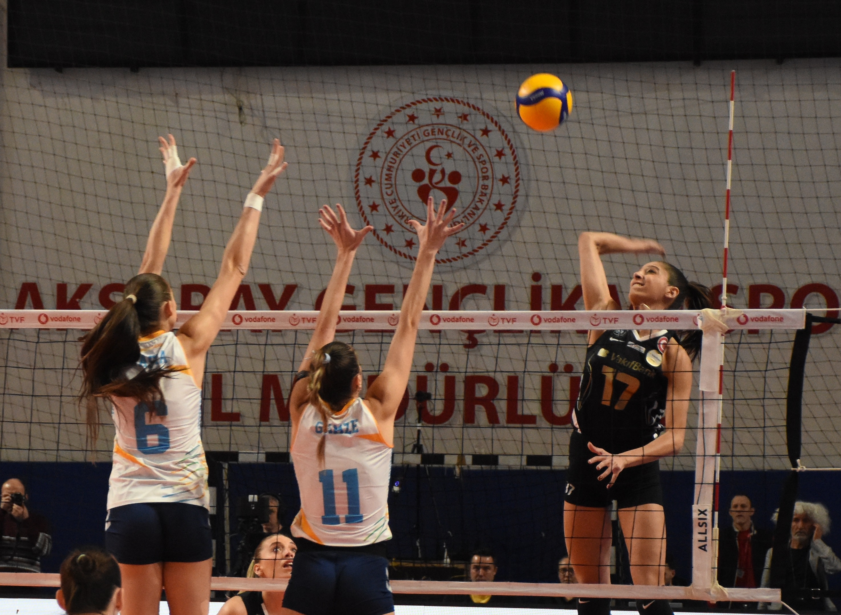 VakıfBank Kuzeyboru deplasmanında set vermedi