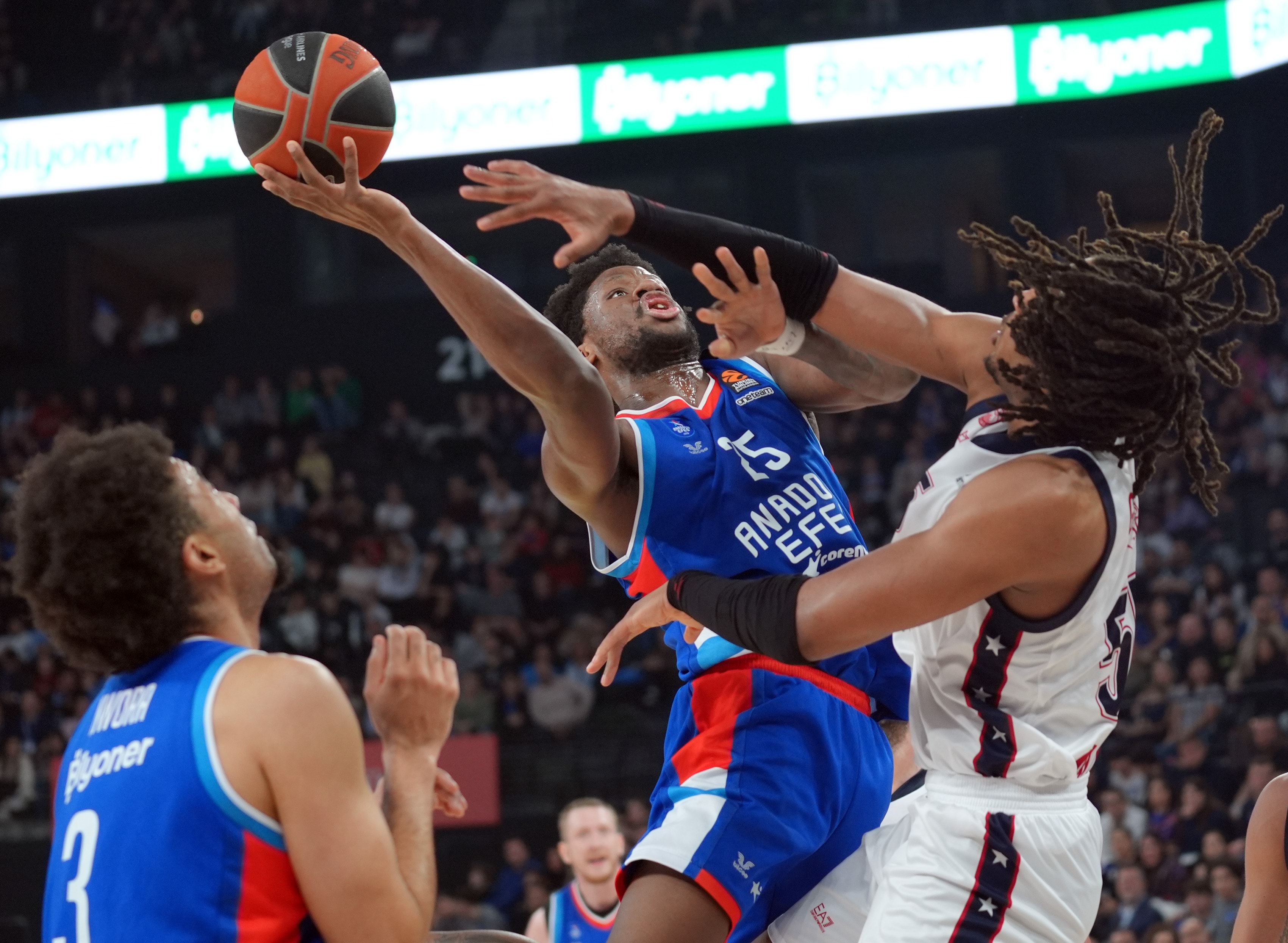 Anadolu Efes EA7 Emporio Armani Milan karşısında '100'ledi