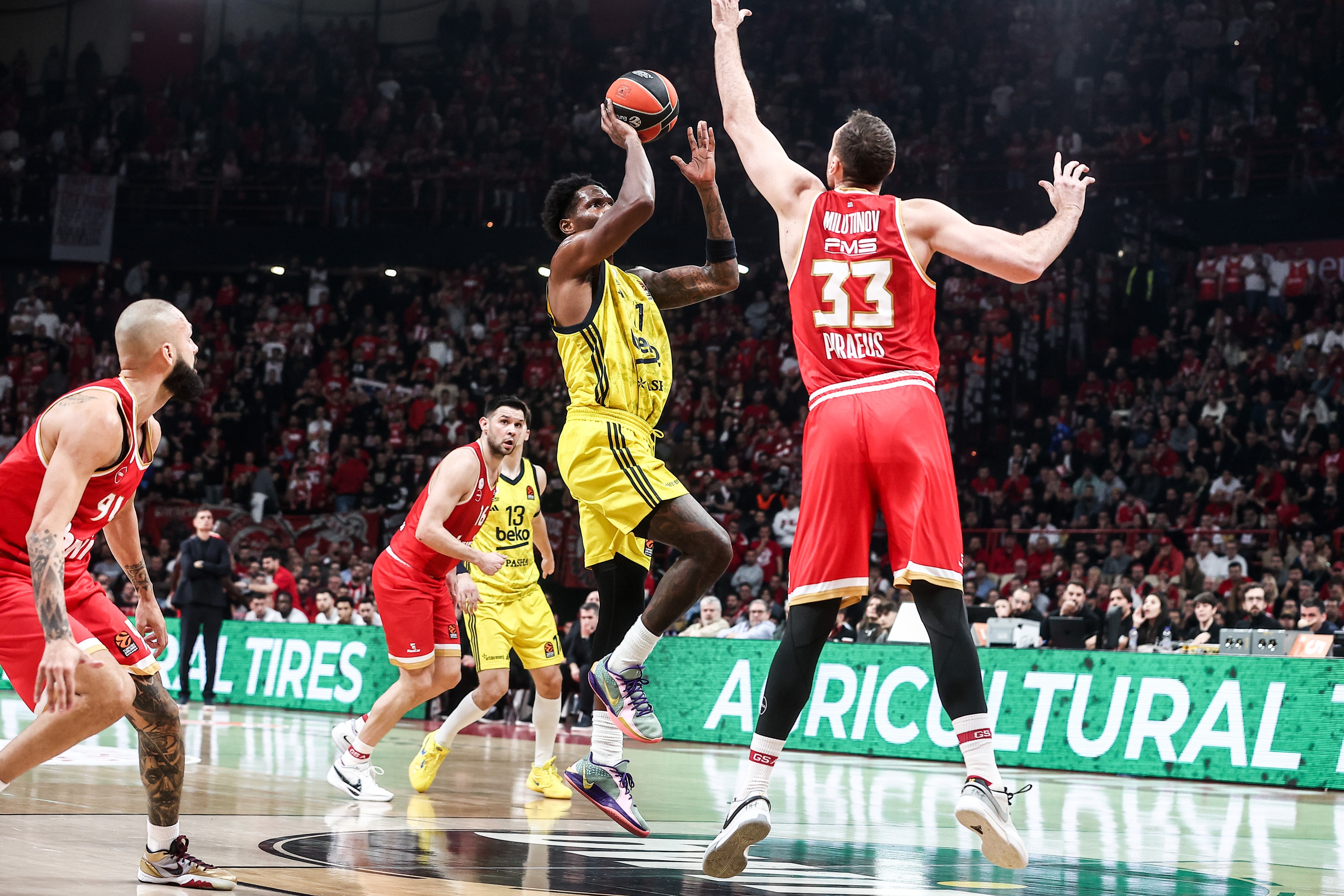 Fenerbahçe Beko, Olympiakos'u deplasmanda mağlup etti