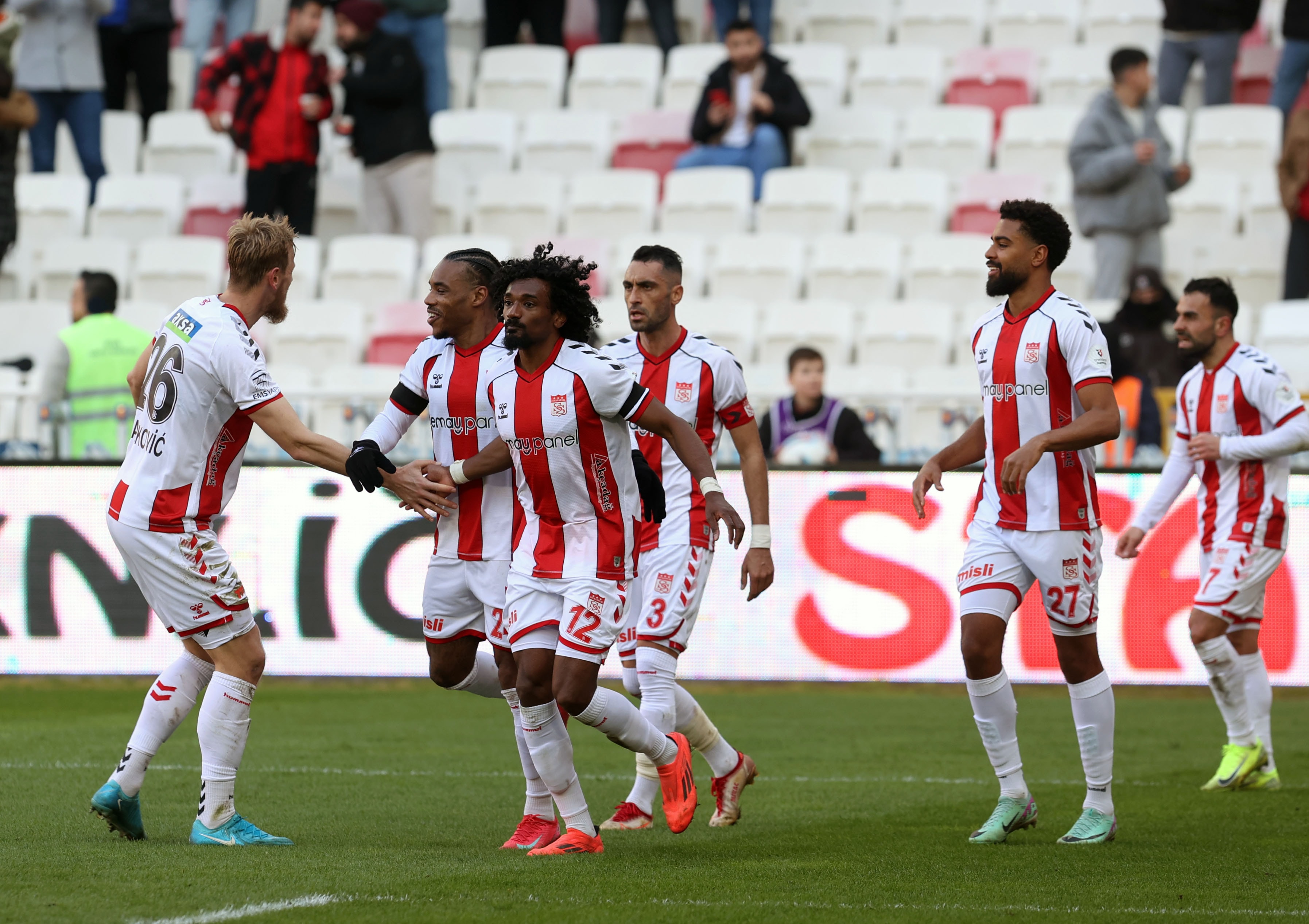 7 gol, 2 kırmızı kart çıkan maçta gülen Sivasspor