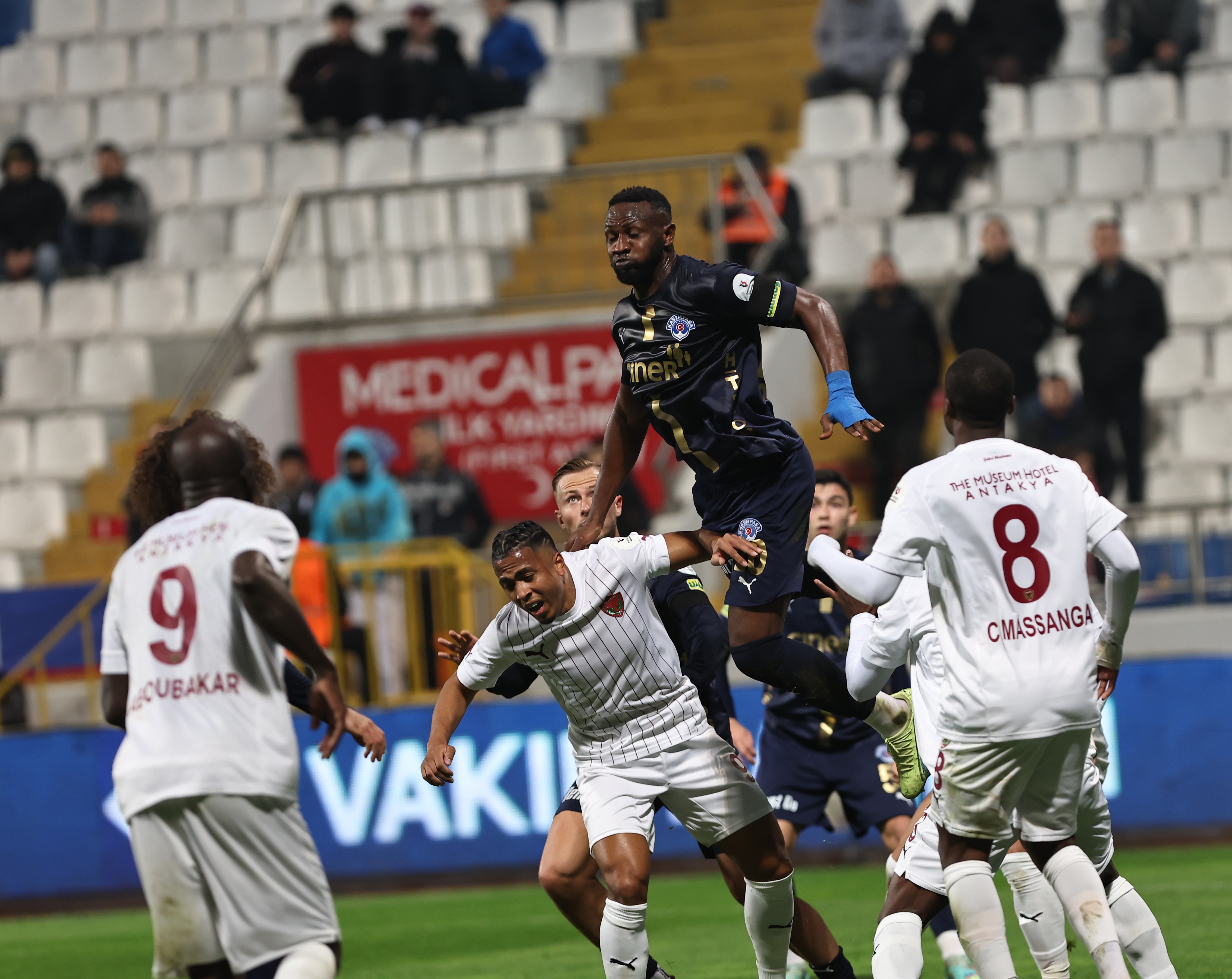 Kasımpaşa Hatayspor maçında dokuz gol, bir kırmızı kart