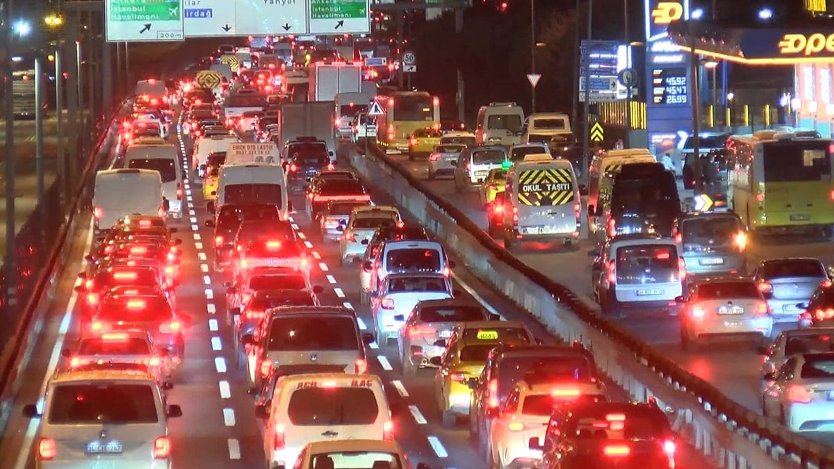 İstanbul'da yağış trafiği katladı: Yoğunluk yüzde 80'e ulaştı