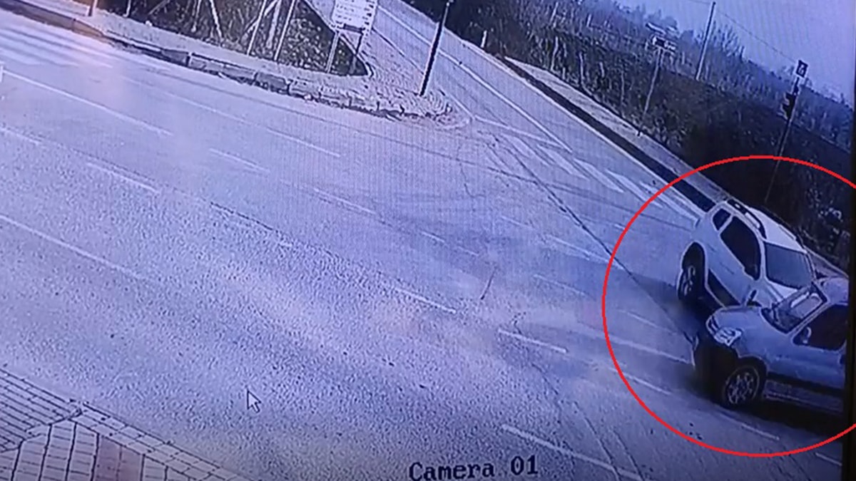 Bursa'da kaza anı kamerada: 4 yaralı