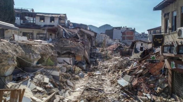 Depremde 35 kişinin hayatını kaybettiği sitede annesini kaybeden avukat isyan etti