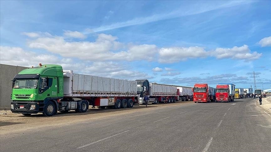 Yardım kamyonları, aylardır kapalı olan Refah kapısından Gazze'ye girdi