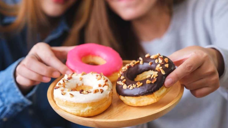 Tok olmanıza rağmen canınız abur cubur çekiyorsa nedeni bu: Psikolojik değil, beslenme uzmanı tek tek sıraladı