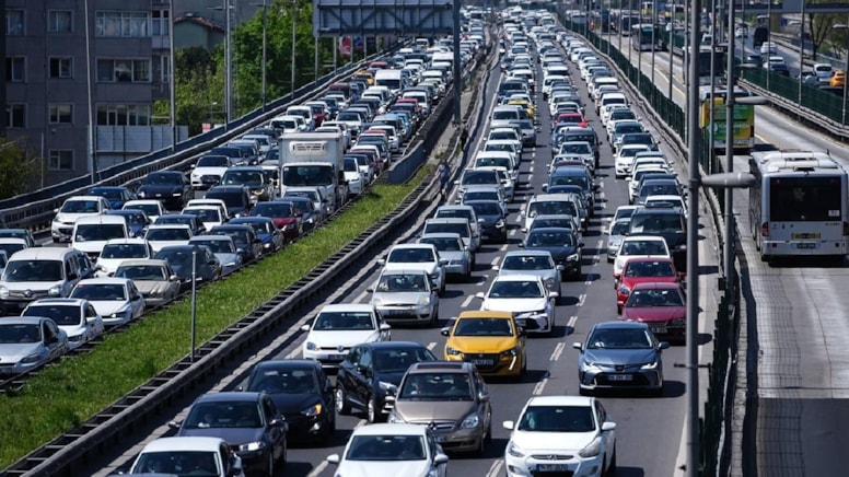 Okullar açıldı, İstanbul'un trafik çilesi yine başladı