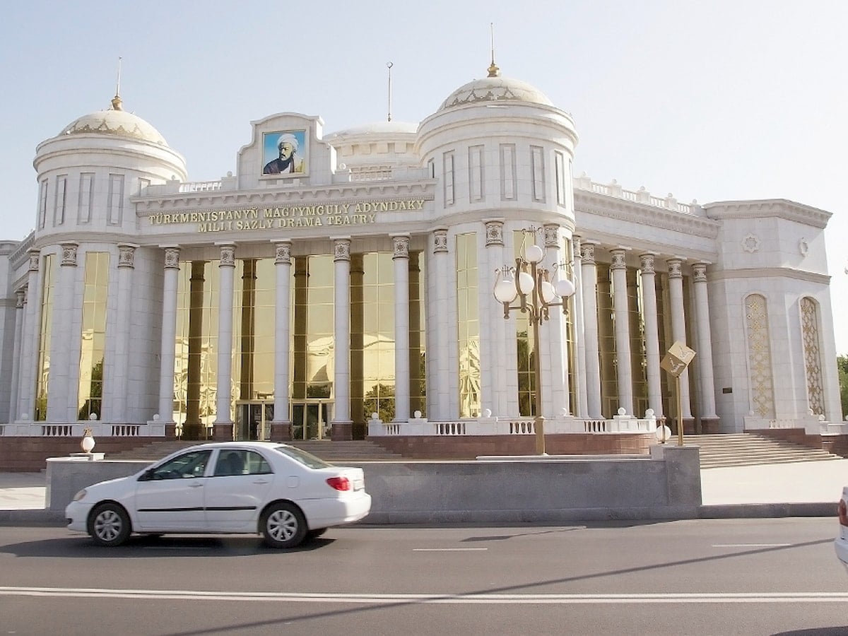 Türkmenistan'daki tüm arabaların beyaz olmasının sebebi aslında buymuş - Sözcü