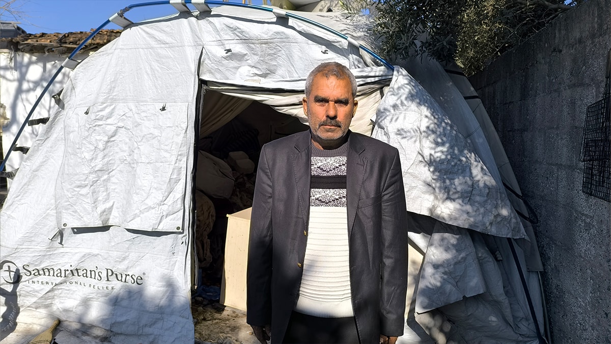 Hataylı depremzede çatısı açık tek odalı evde isyan etti: 'İki sene oldu geçti, ne bir gelen oldu ne bir giden'