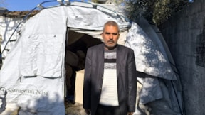 Hataylı depremzede çatısı açık tek odalı evde isyan etti: 'İki sene oldu geçti, ne bir gelen oldu ne bir giden'