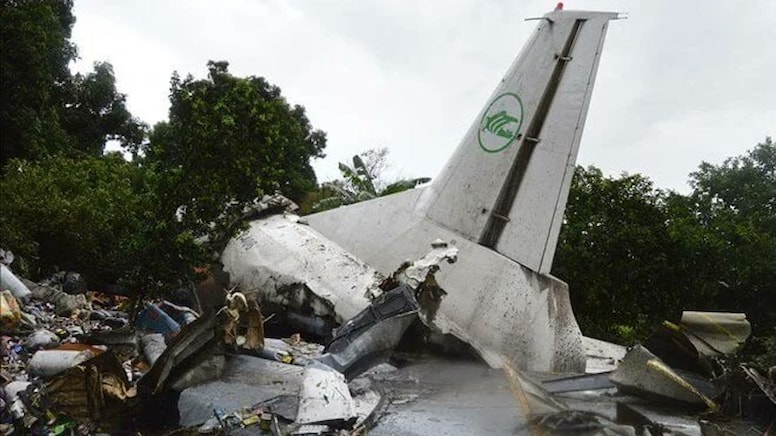 Yolcu uçağı düştü: Yolcuların çoğu öldü