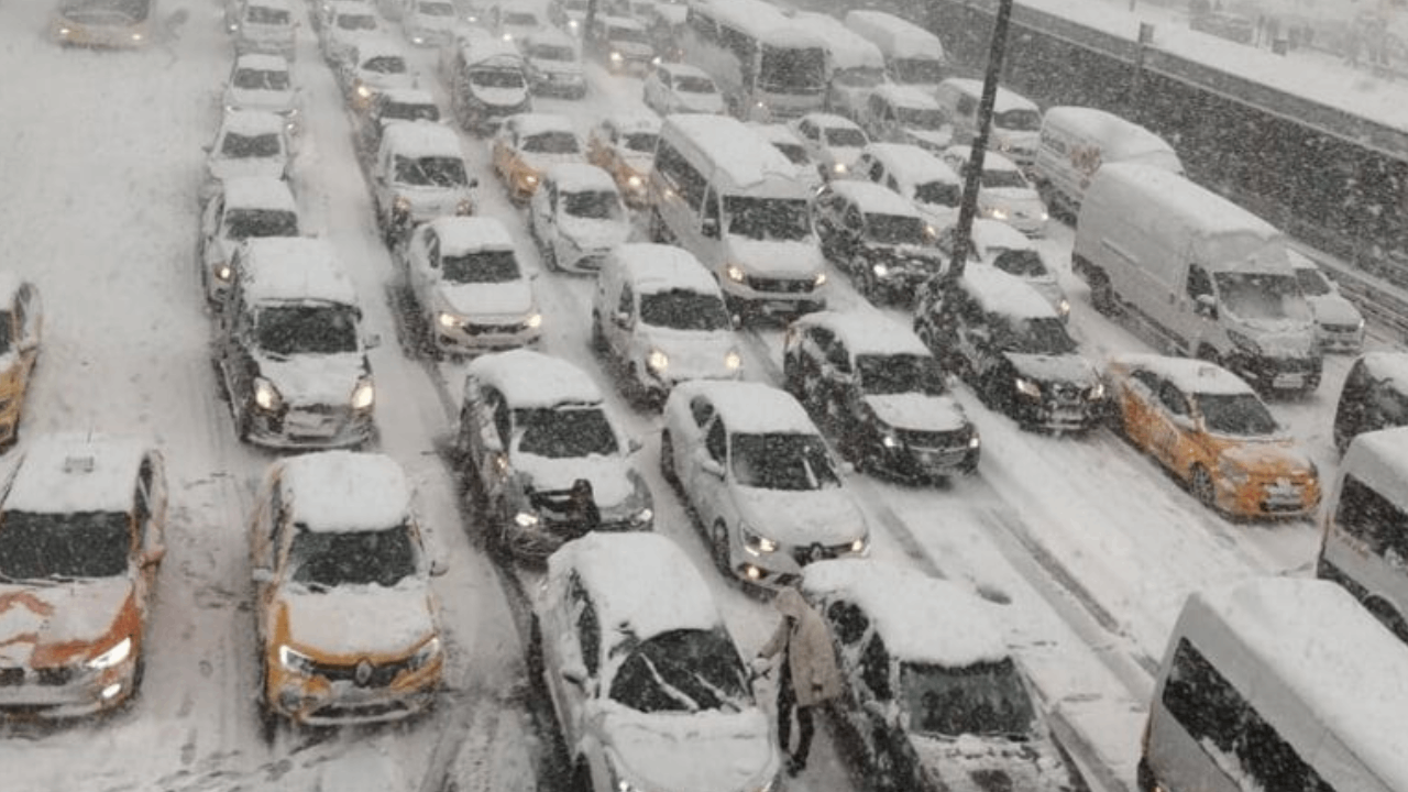İstanbul'un trafiği kar yağışını etkiliyor