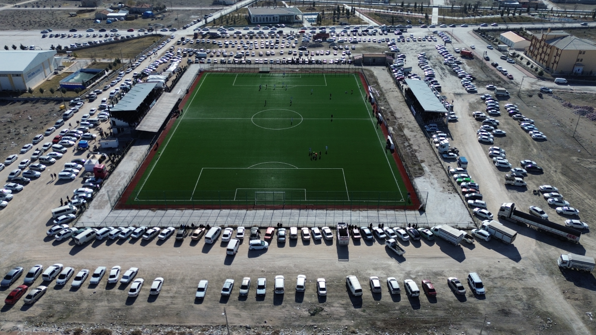 Yöresel şivesiyle maç anlatan spiker, dinleyenlerden beğeni topluyor