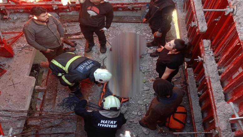 İnşaattaki kat boşluğuna düşen işçi felaketi yaşadı