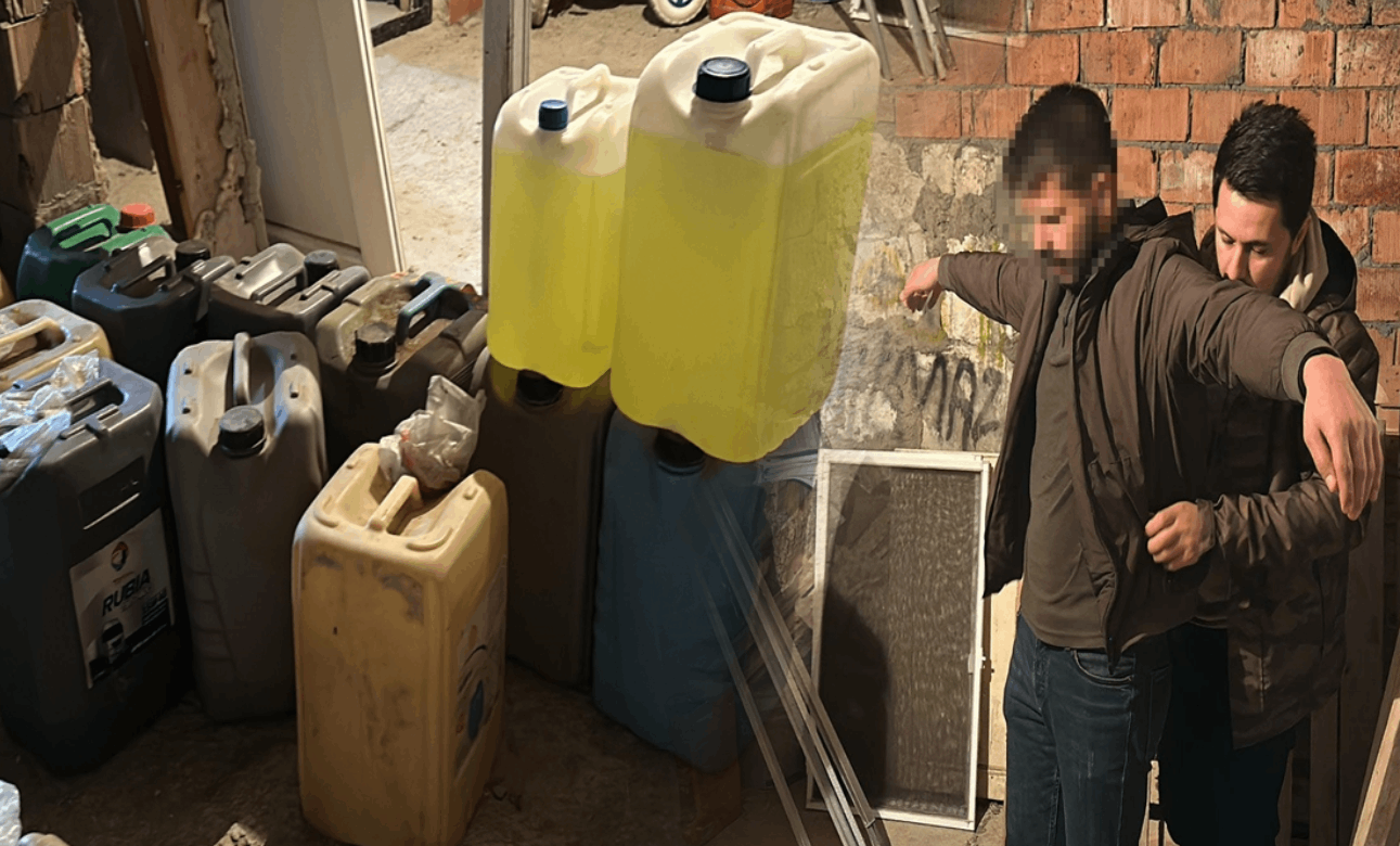 Kamuya ait araçlardan akaryakıt çalıp, sattı