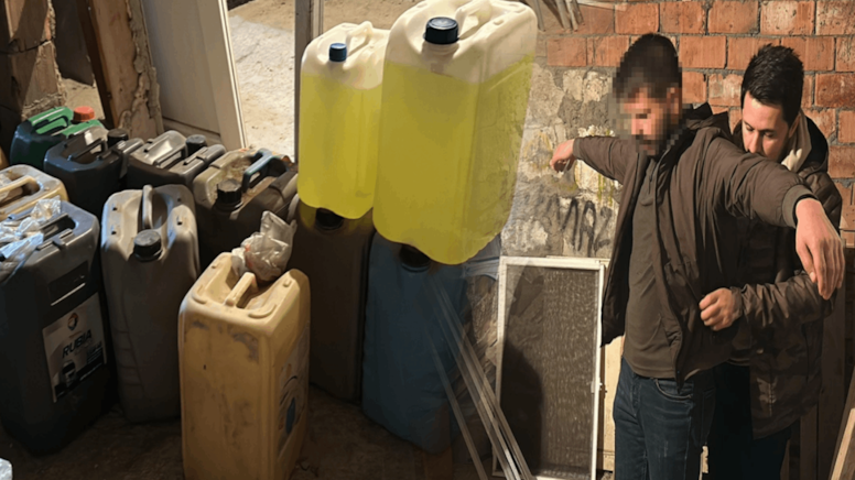 Kamuya ait araçlardan akaryakıt çalıp, sattı