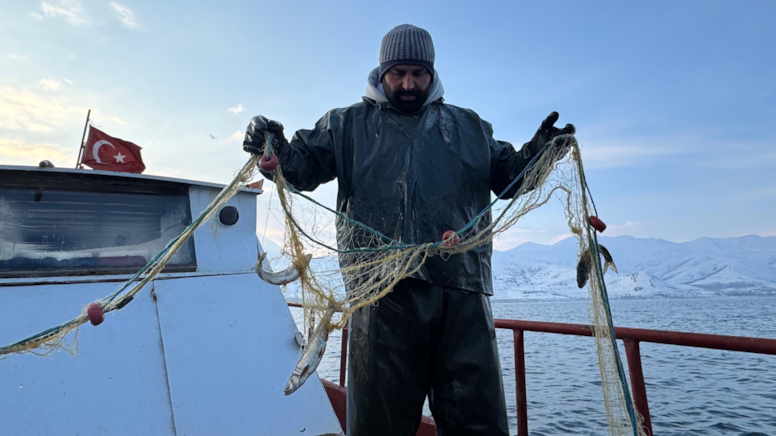 Van Gölü'nün mavi sularında 22 yıldır balıkçılık yaparak ailesini geçindiriyor