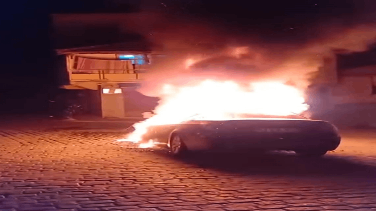 Beyoğlu'ndaki yangın park halindeki aracı da yaktı