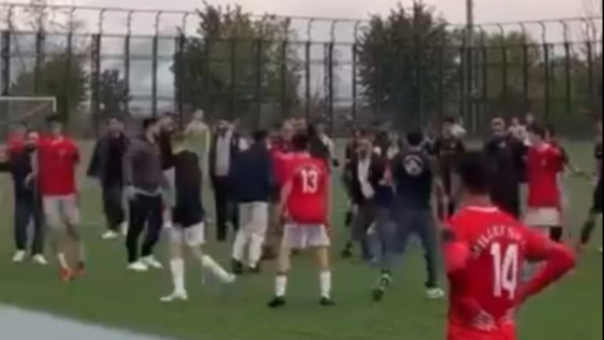 Teknik ekiple futbolcular birbirine girdi! Tekme ve yumrukla saldırdılar