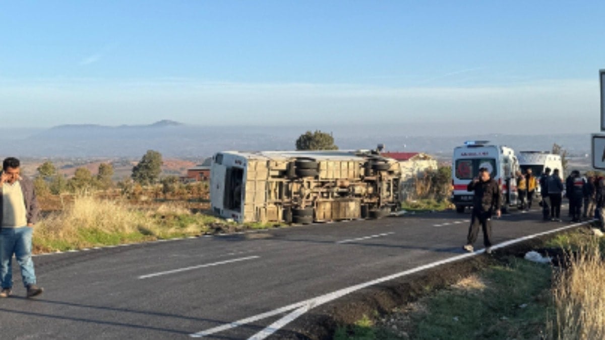 Tarım işçilerini taşıyan midibüs devrildi: 23 kişi yaralandı