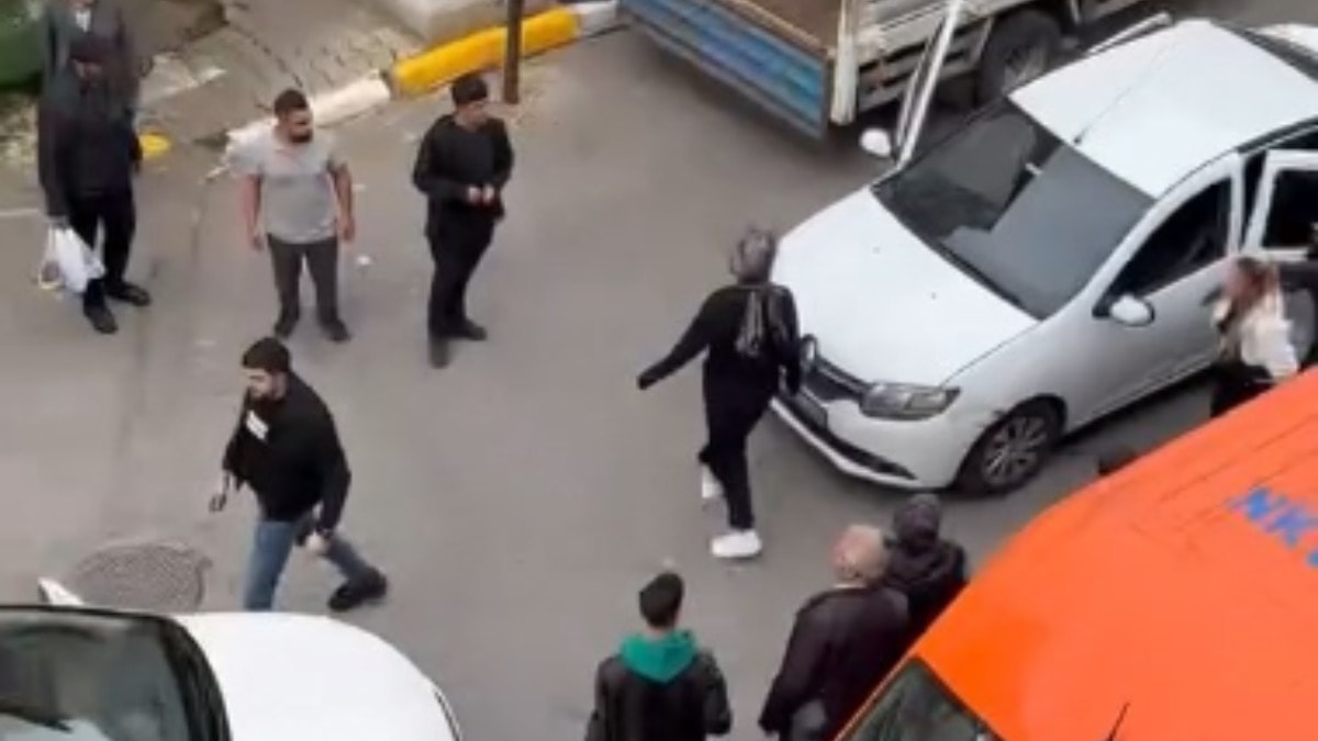 İstanbul'un göbeğinde otomobilden indirdiği kadını darbetti