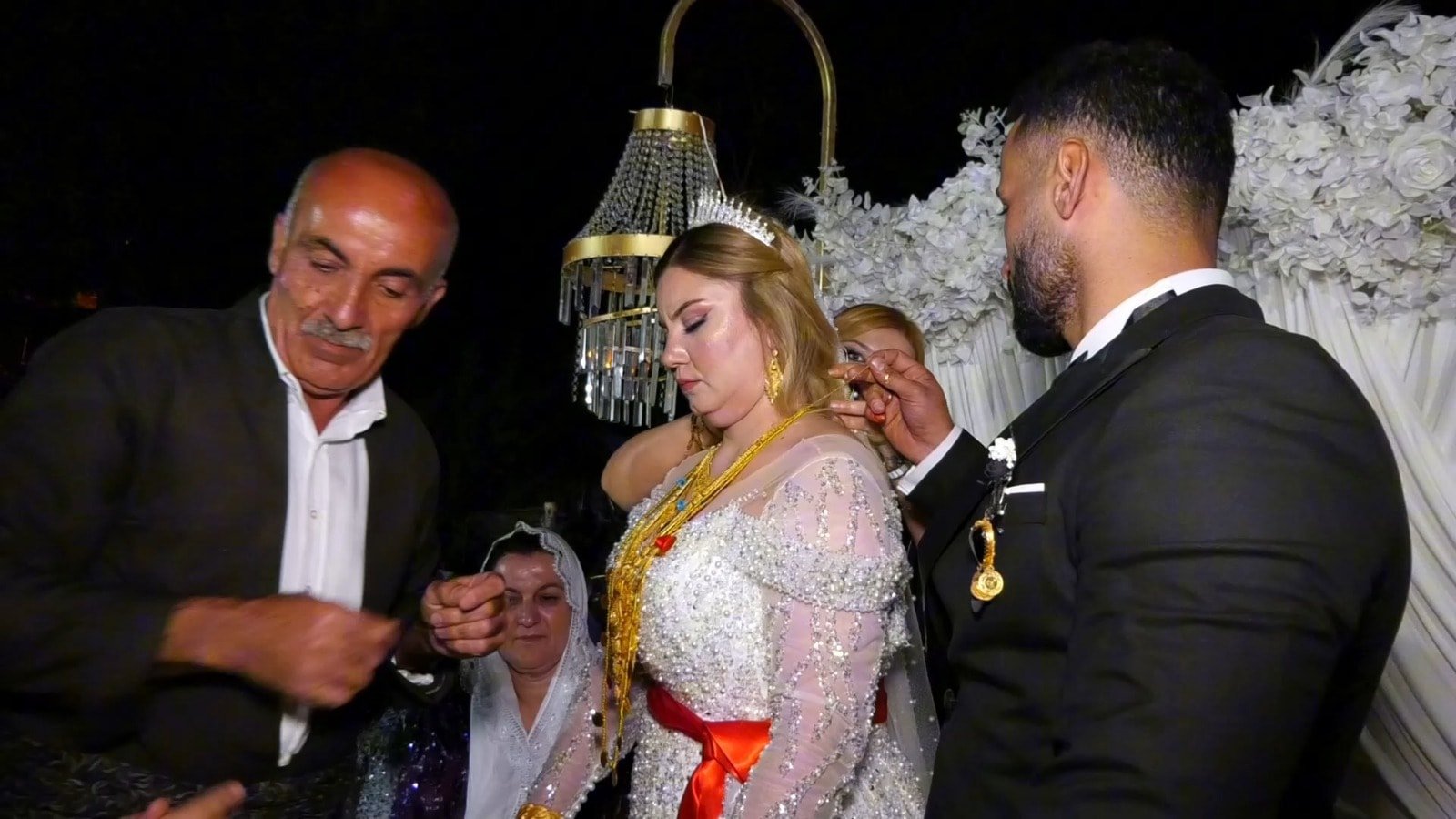 Şırnak'taki düğün 2 gün 2 gece sürdü: Gelin takılan altınları taşıyamadı