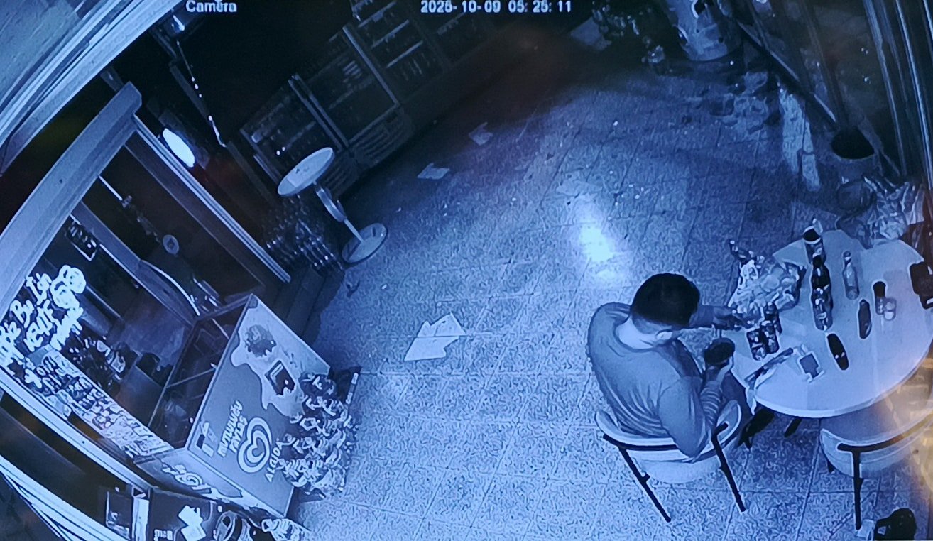 Camı kırıp içeri girdi: Yedi, içti ve gitti