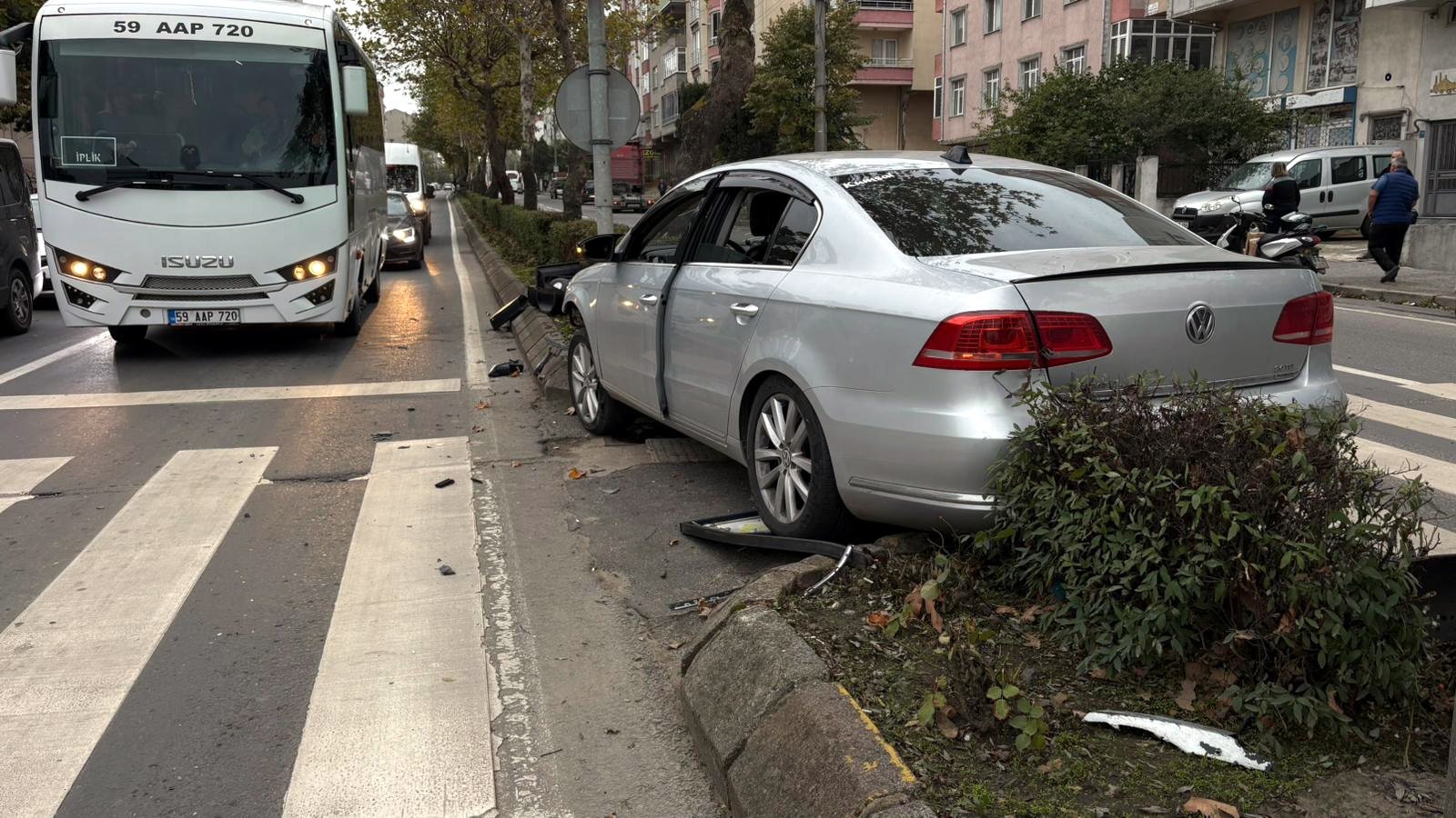Alkollü sürücü, yaya geçidinin olduğu noktada otomobiliyle refüje çarptı