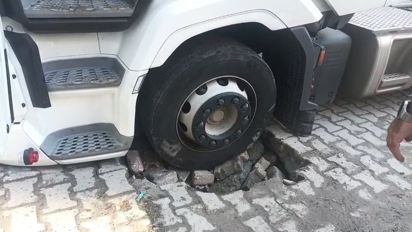 Esenyurt'ta TIR lastiği yola saplandı!