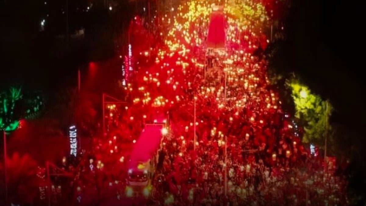 Caddeler meydanlar Kırmızı-Beyaz! Yüzbinler sokaklara aktı