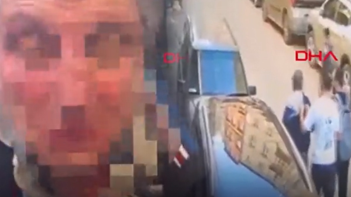 Kız çocuğunu taciz eden sapığa mahalleliden meydan dayağı!