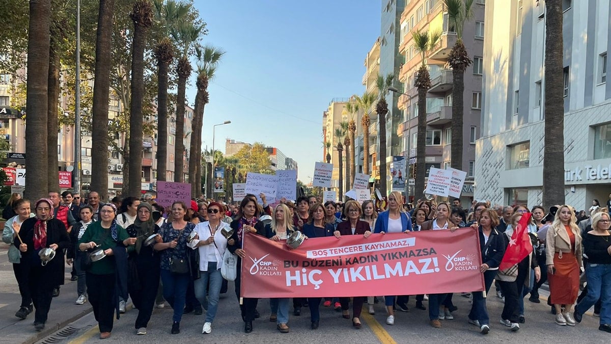 Kadınlardan boş tencereli eylem! Yoksulluğa dikkat çektiler