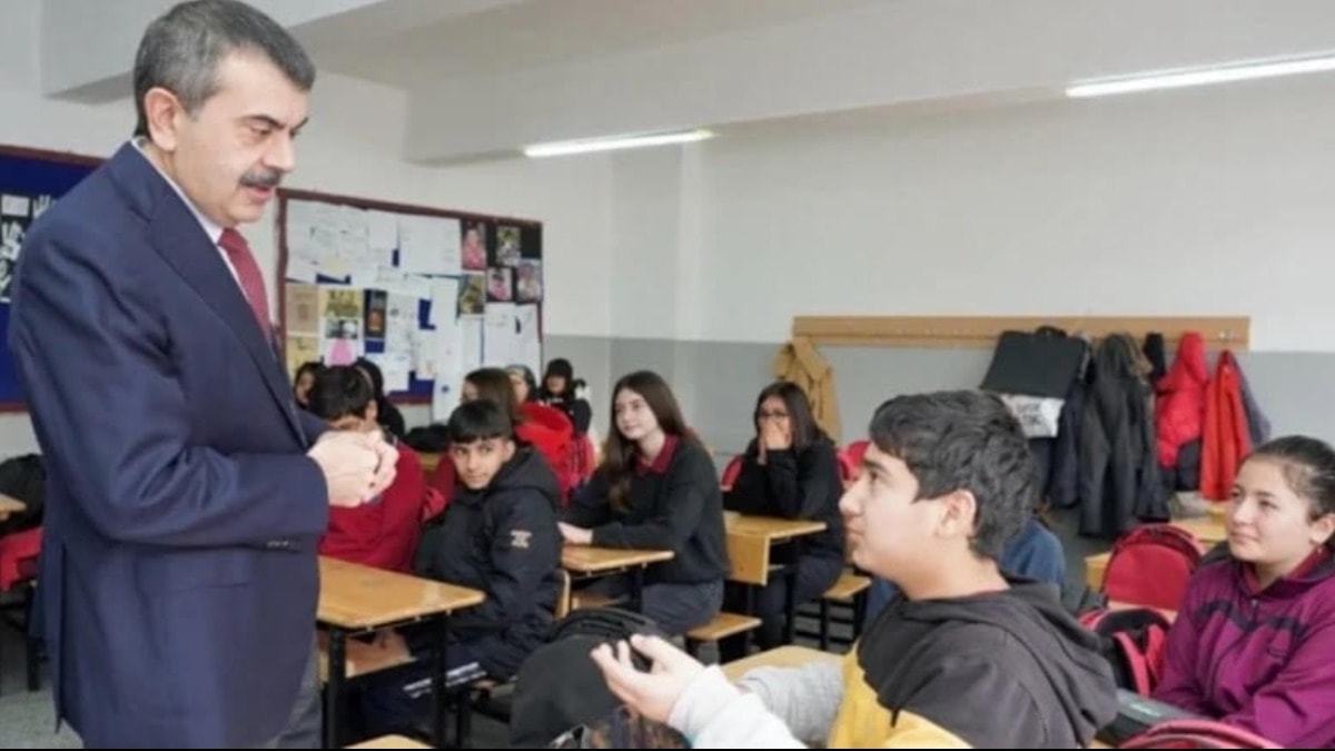 Eğitimde uçurum derinleşiyor! Biri lüks okulda, diğeri kitapsız sırada