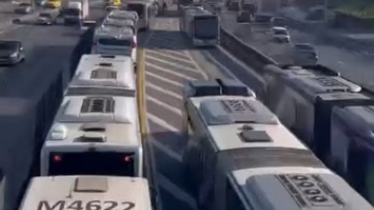 İstanbul'da metrobüs kazası! Seferler aksadı