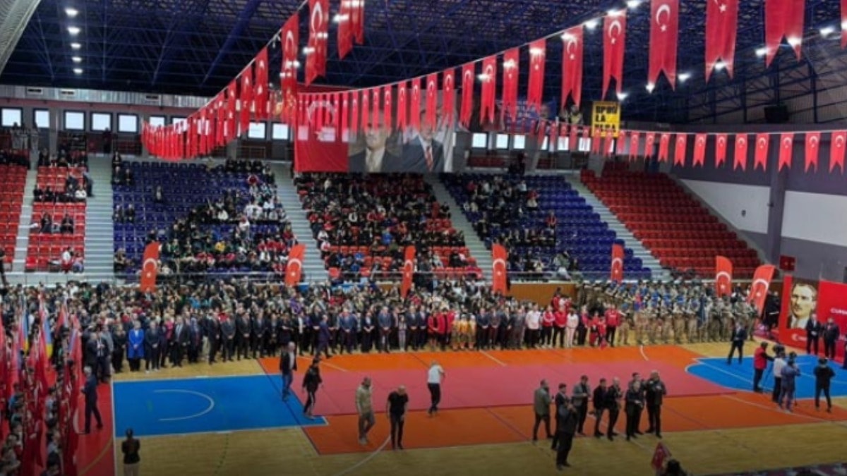 Bizi bu kafalar mahvetti! Çocukların bacakları görünüyor diye kutlamalara gölge düşürdü