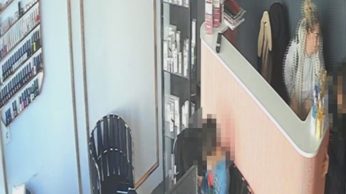 Çocuklara aldırmadan paraları çaldı: Hırsızlık anı kamerada