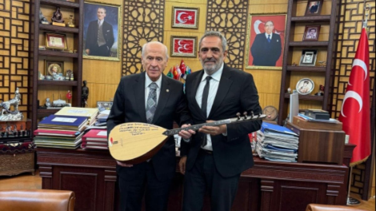 Yavuz Bingöl, Devlet Bahçeli'ye bağlama hediye etti