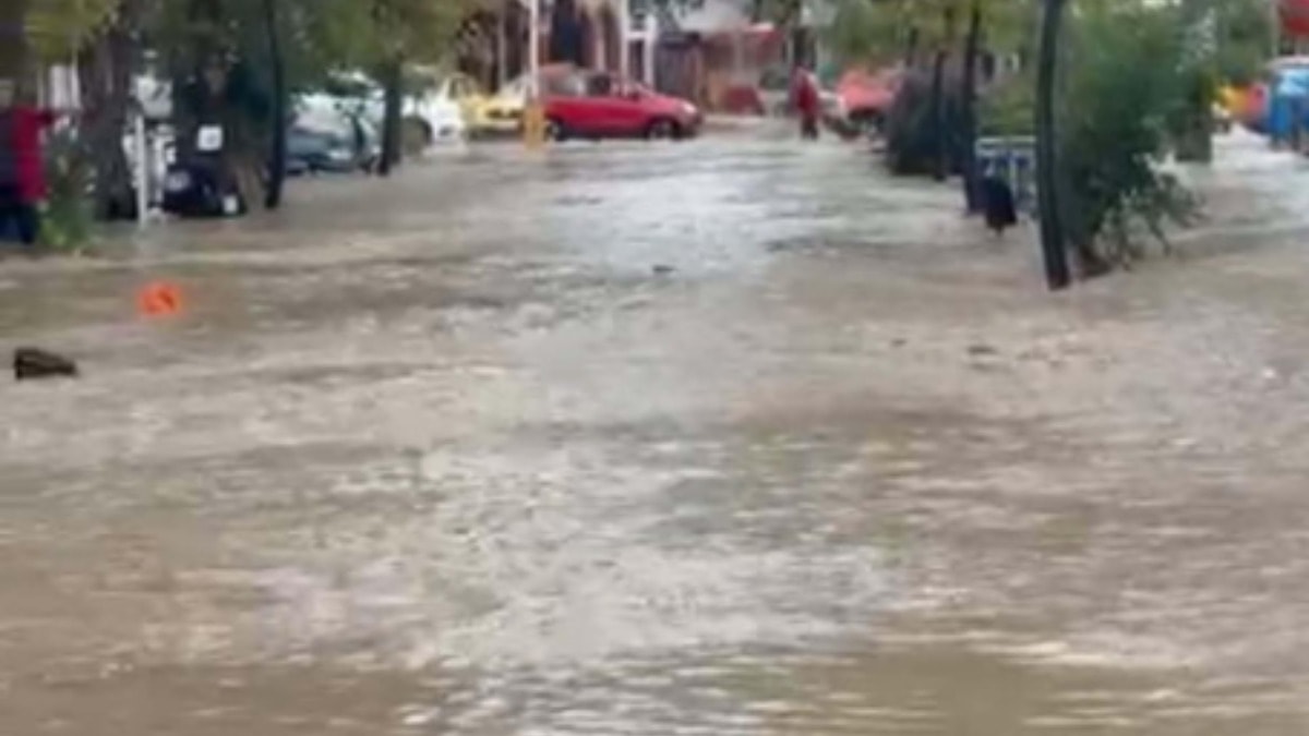 32 yıldır görülmeyen yağmur bir anda indi: Susuzluktan kıvranan İzmir'de yollar göle döndü